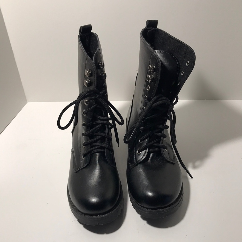 Ladies goth style stomper boots, they are unbranded, US size 4-4.5, EU-35 UK-2.5